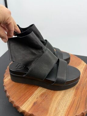 LD Tuttle Black Strappy leather platform slide‎ gladiator sandals 37.5 US 7.5